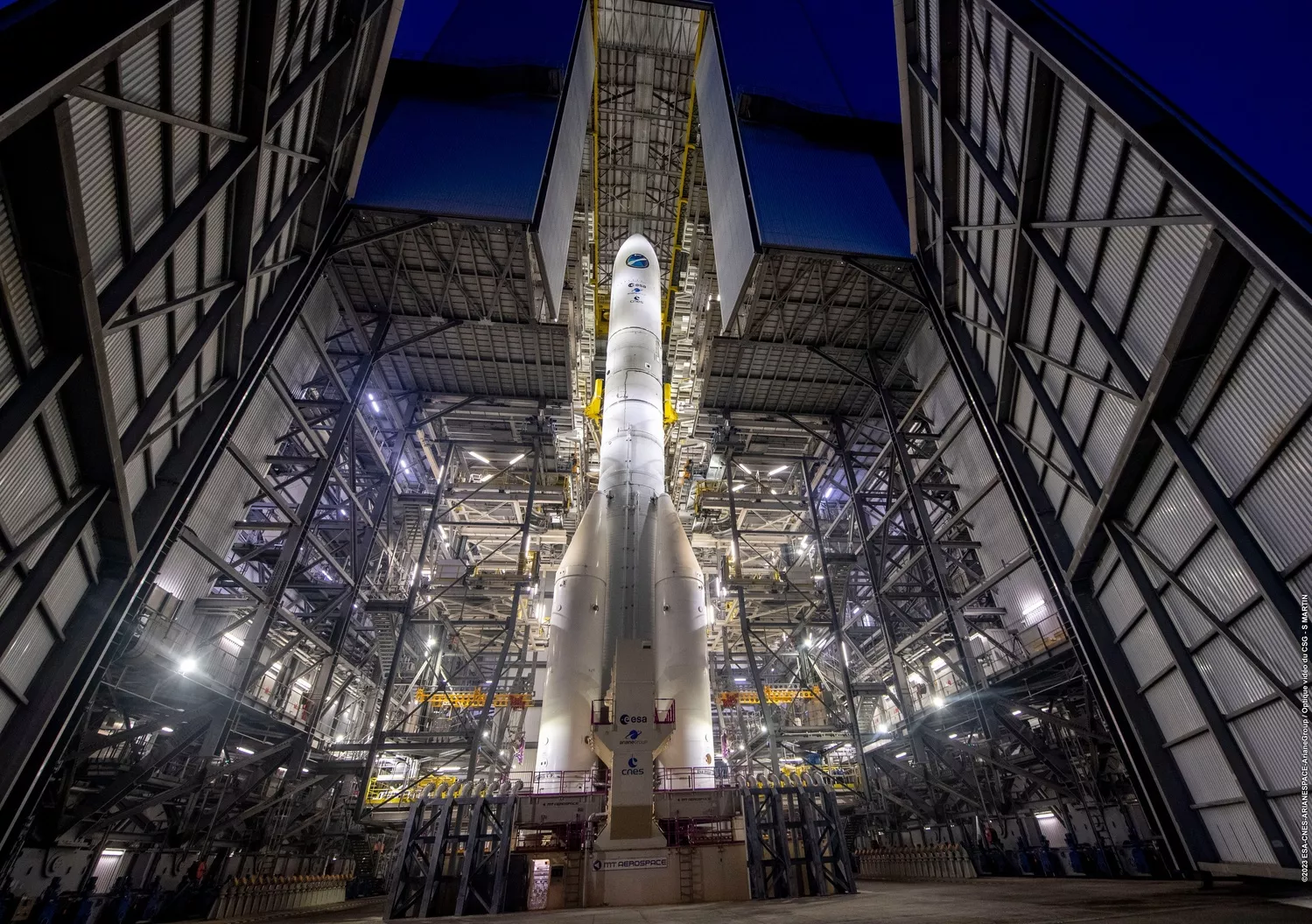 Le lanceur Ariane 6 sur son pas de tir.