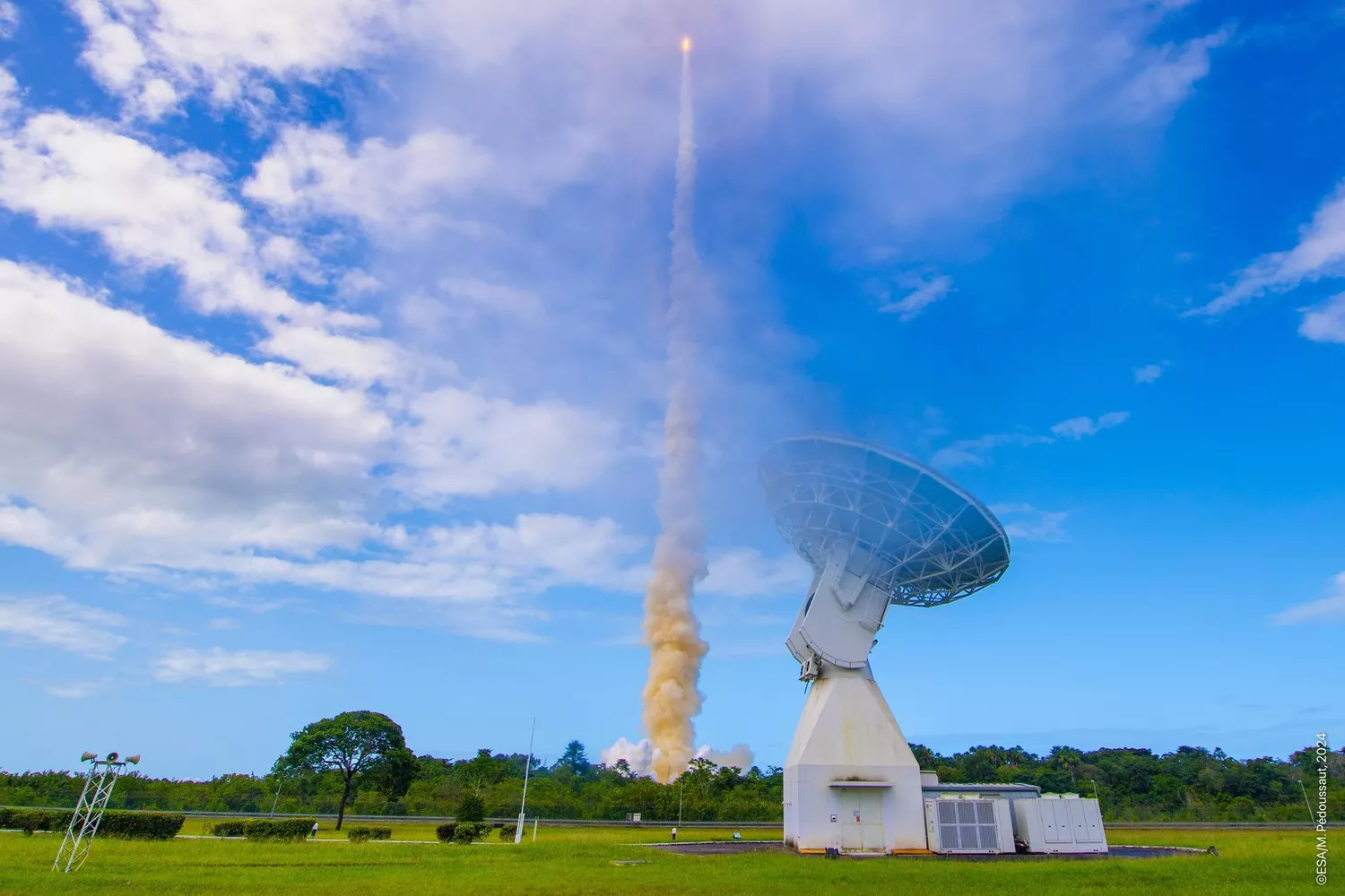 Le lanceur Ariane 6 suivi par un radar de localisation.