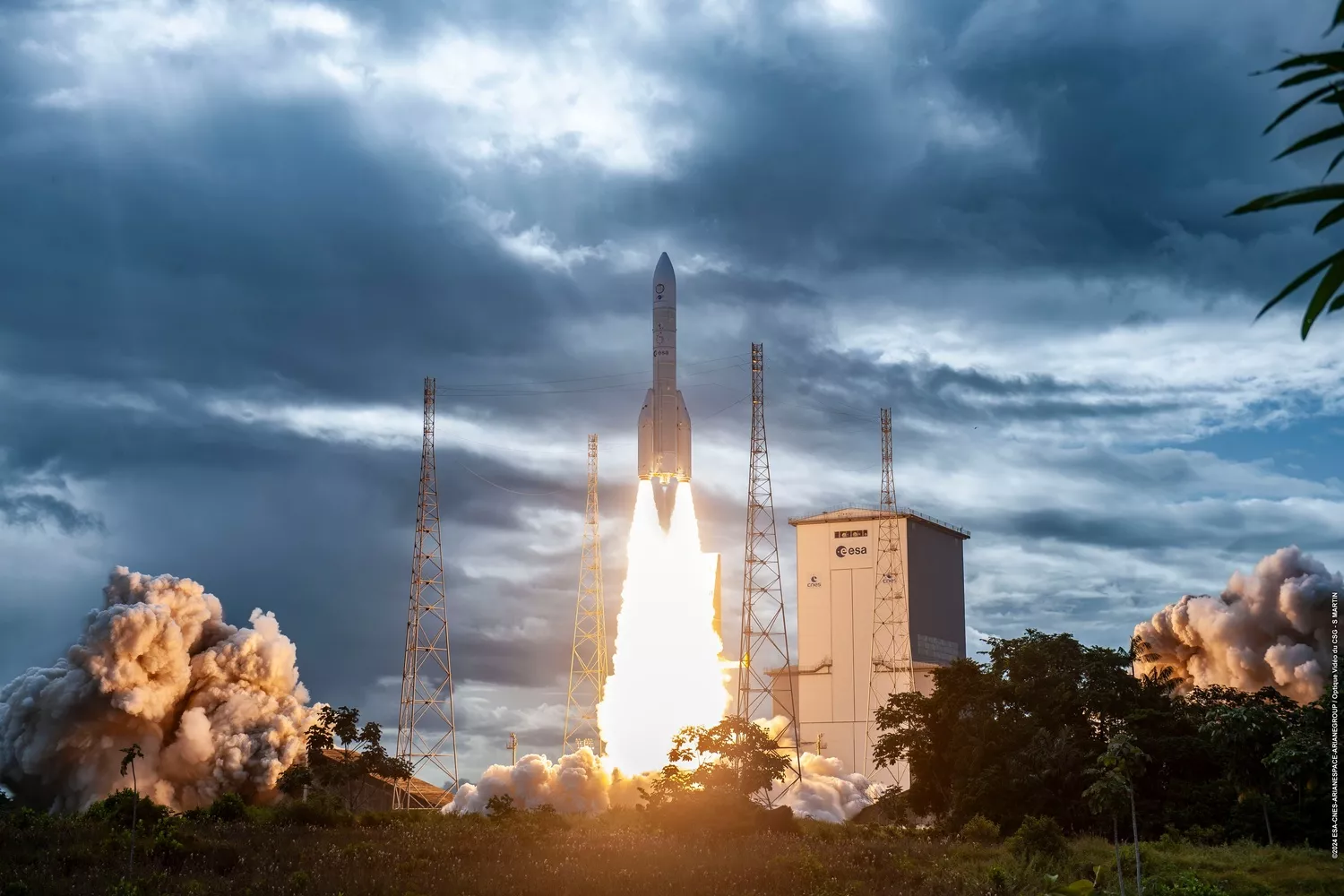 Le lanceur Ariane 6 se décolle de son pas de tir.