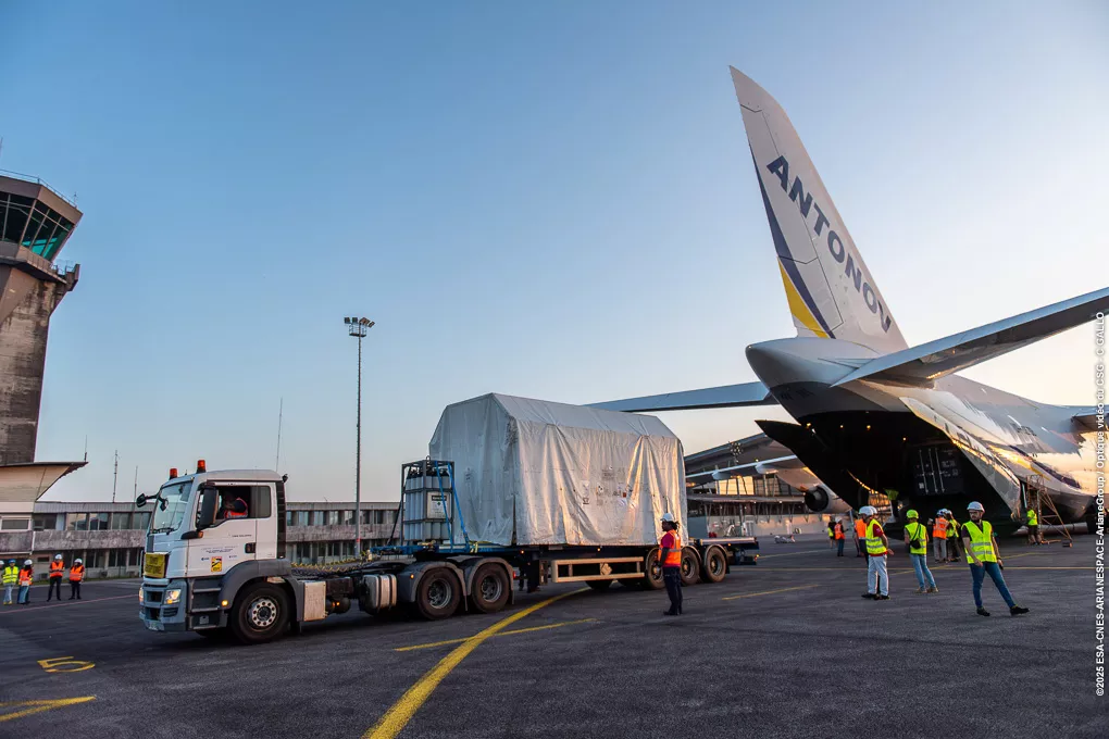 Arrivée Sentinel-1D à l'aéroport de Félix EBOUE