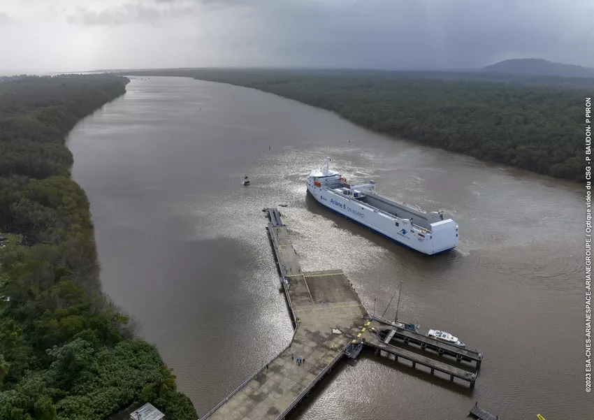 Le navire Canopée arrive au port Pariacabo à Kourou pour la première fois.