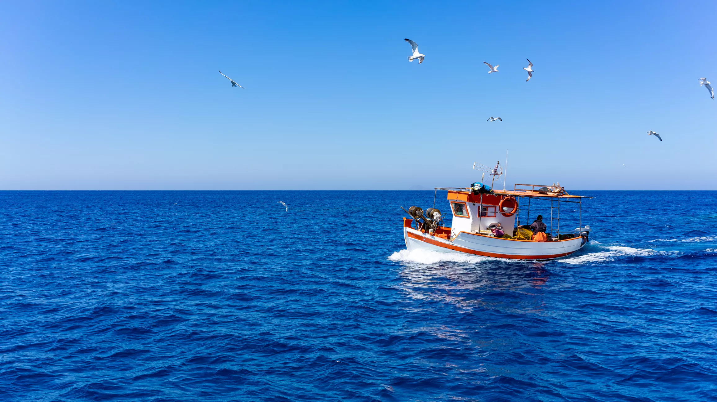 Un bateau de pêche en mer.