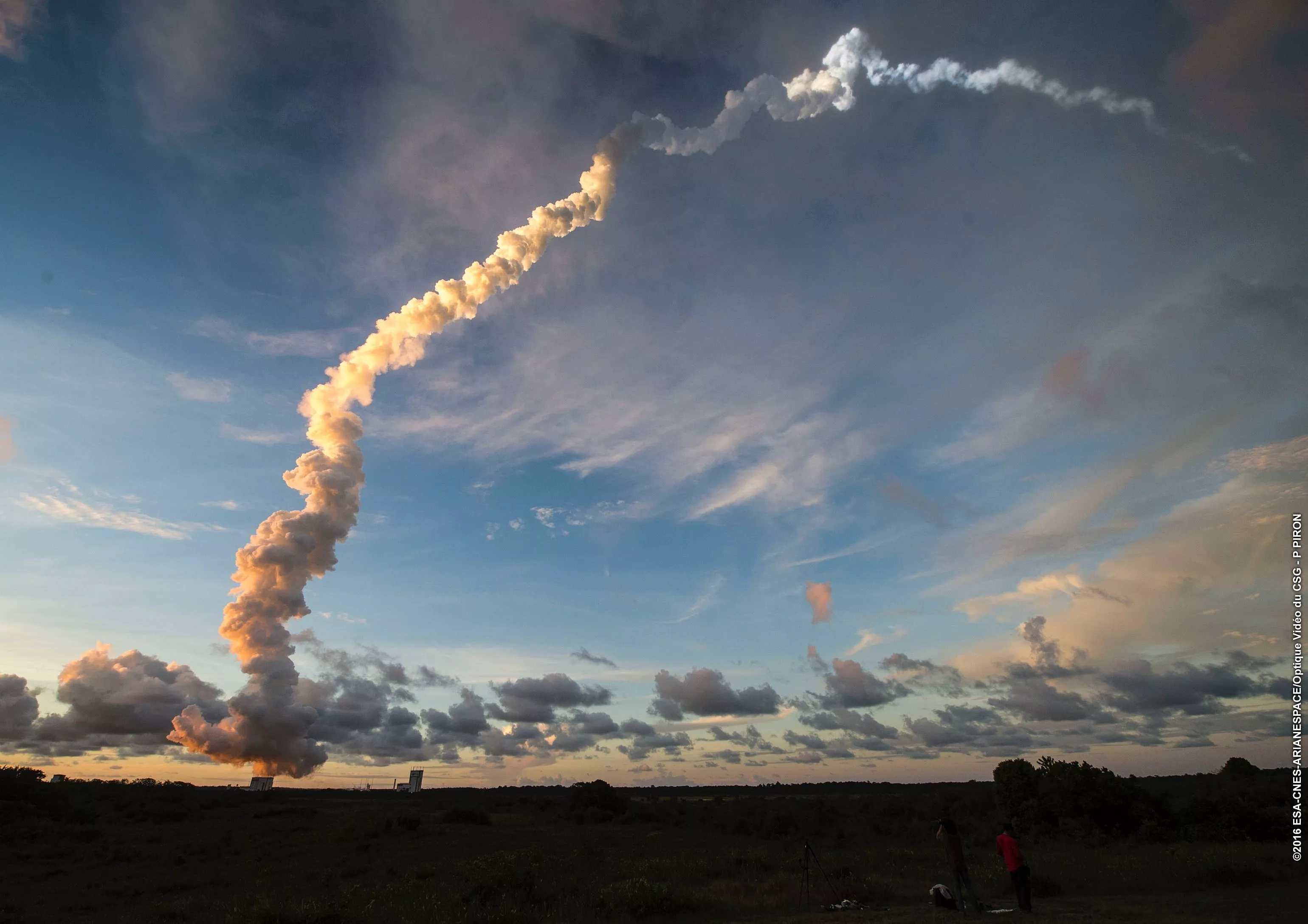 La trainée de fumée d'un lanceur après décollage.