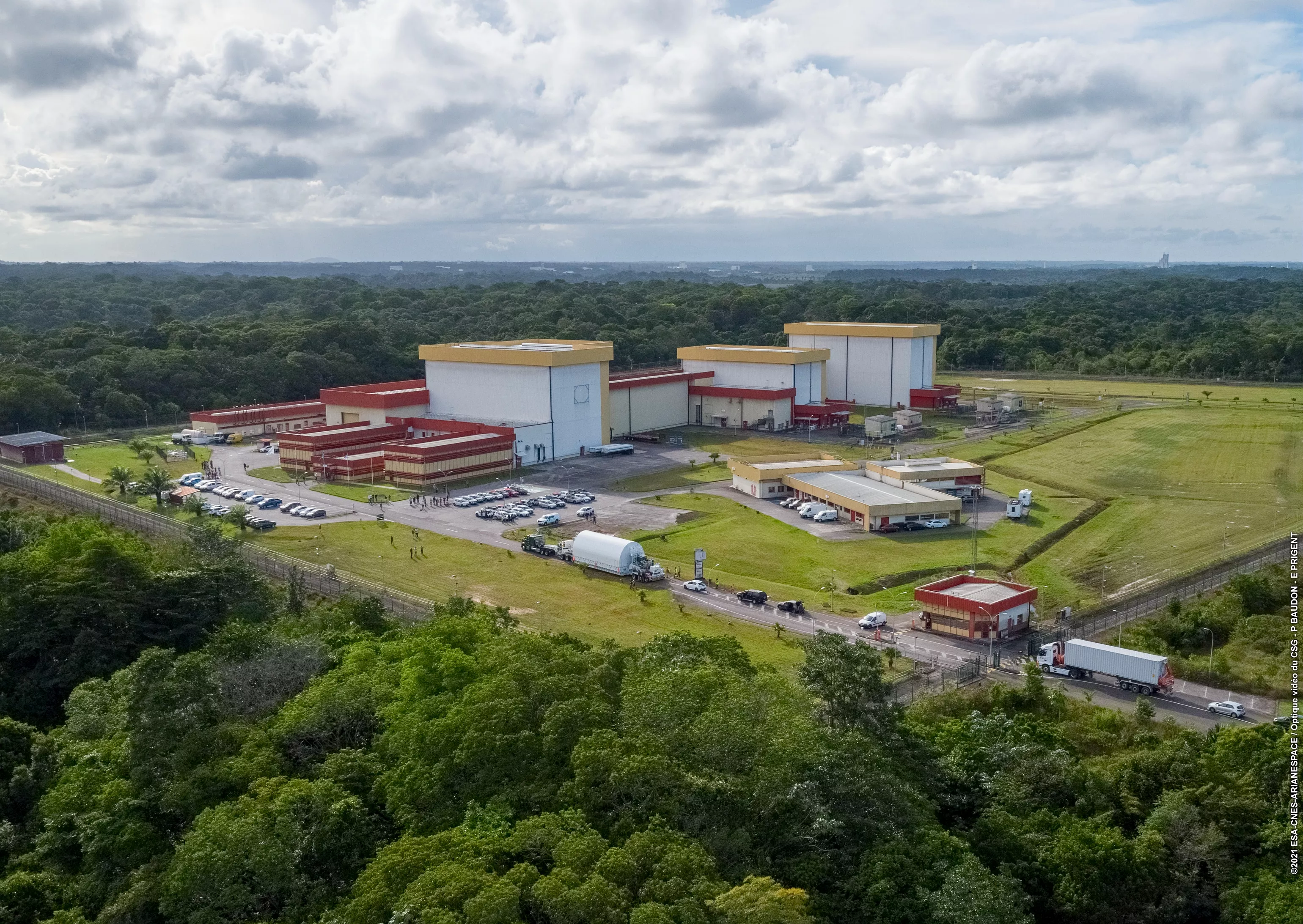 Les bâtiment de l'ensemble de préparation des charges utiles S5.
