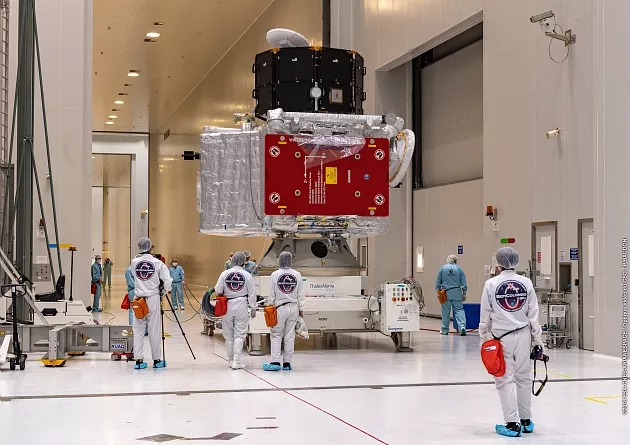 Les appareils scientifiques MMO et MPO en salle blanche.