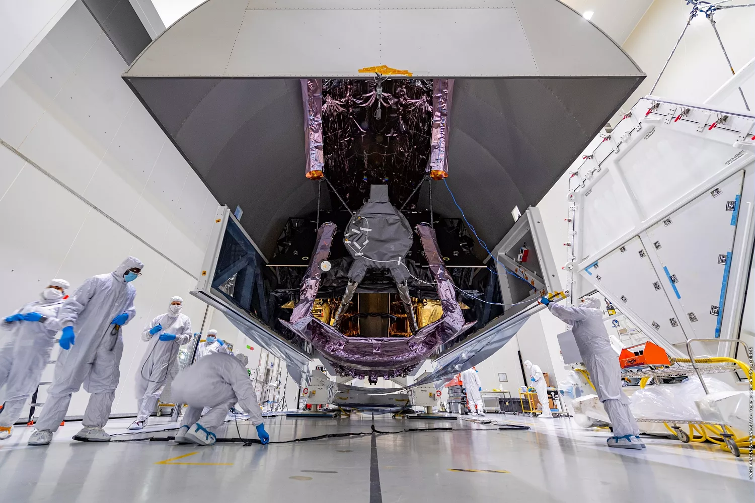 Ouverture du conteneur du télescope Webb à l'EPCU S5.