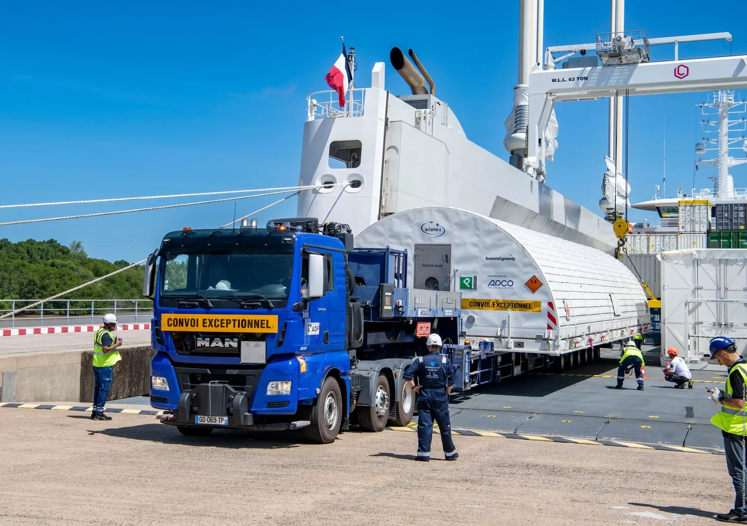 Déchargement des éléments du lanceur Ariane 6.