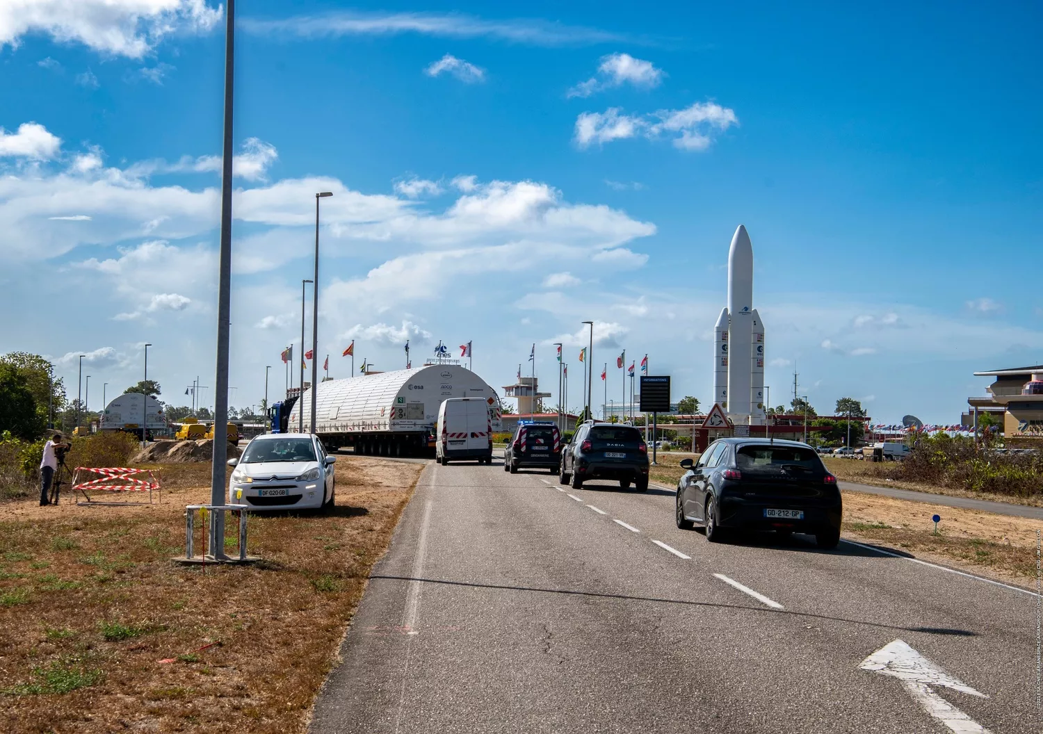 Convoi de livraison entre le port Pariacabo et le Centre spatial guyanais, avec les éléments du lanceur Ariane 6.