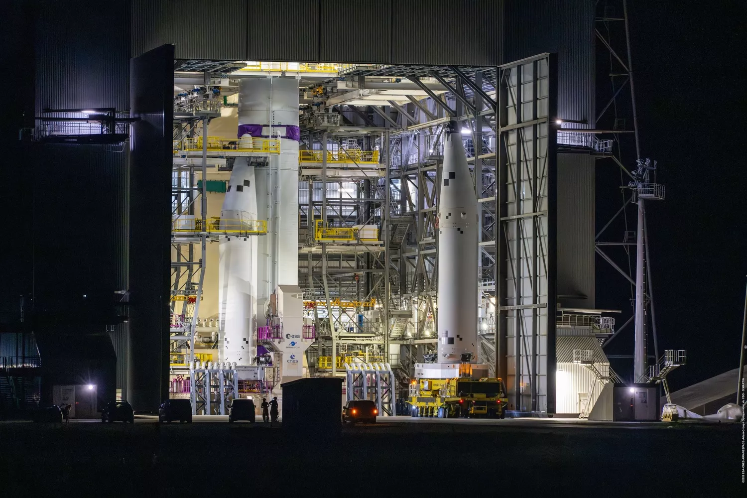 Le deuxième booster rejoint le corps central en zone de lancement Ariane 6