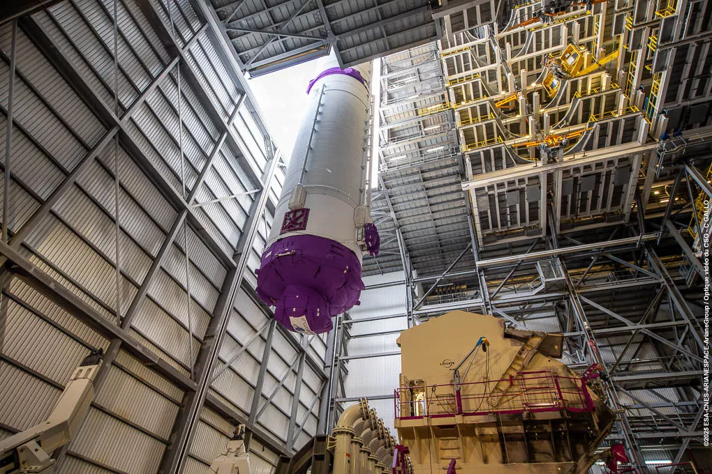 Pose du corps central Ariane 6 sur la table de lancement