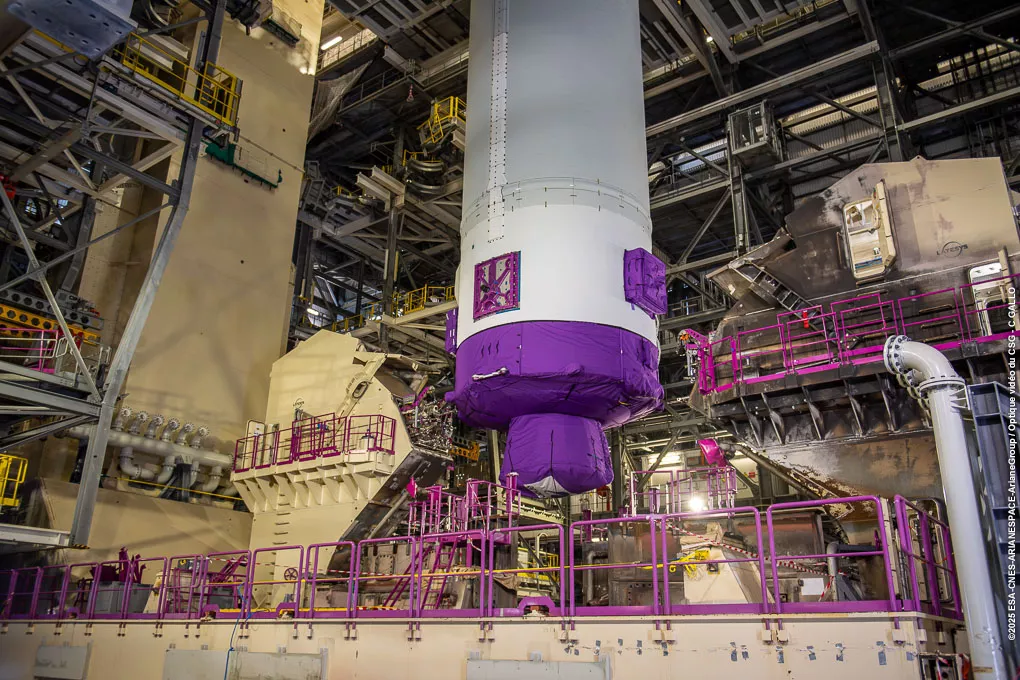 Pose du corps central Ariane 6 sur la table de lancement