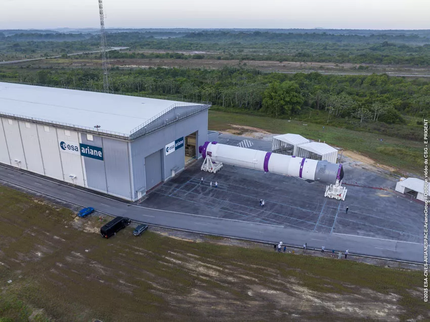 Vue drone transfert corps central Ariane 6 vers pas de tir