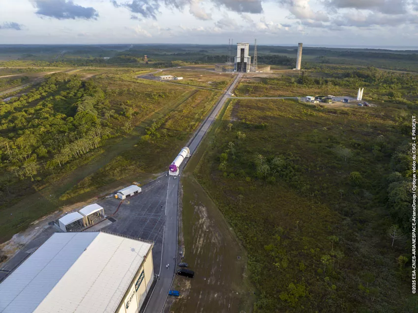 Vue drone transfert corps central Ariane 6 vers pas de tir