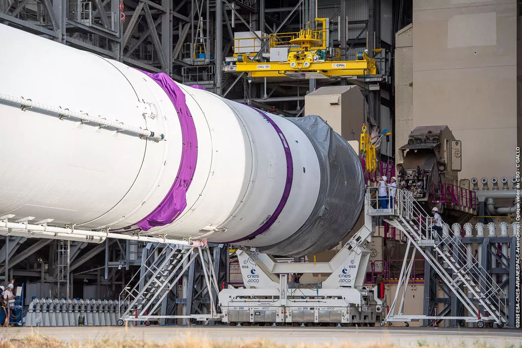 Verticalisation corps central Ariane 6 sur le pas de tir