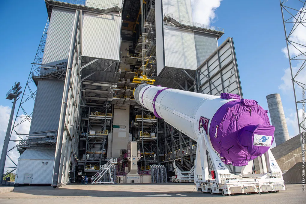 Verticalisation corps central Ariane 6 sur le pas de tir