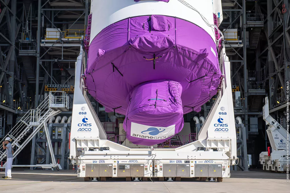 Verticalisation corps central Ariane 6 sur le pas de tir