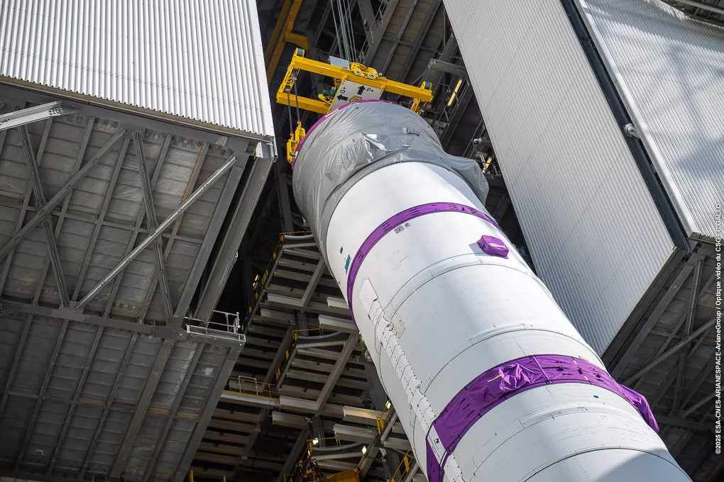 Verticalisation corps central Ariane 6 sur le pas de tir