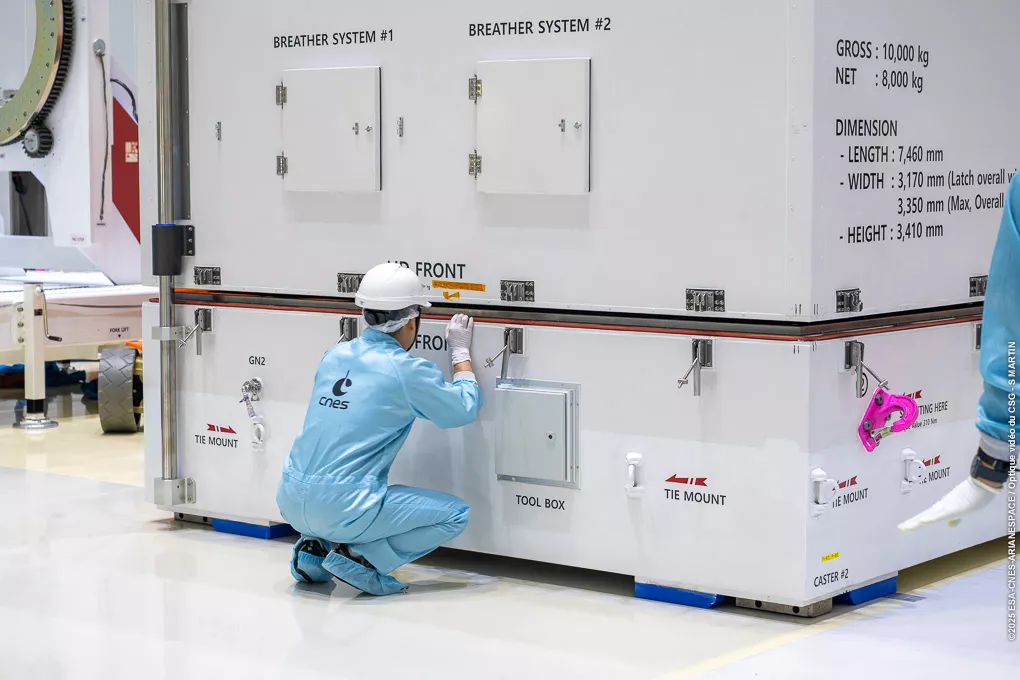 Ouverture conteneur Kompsat-7 en salle blanche au CSG 