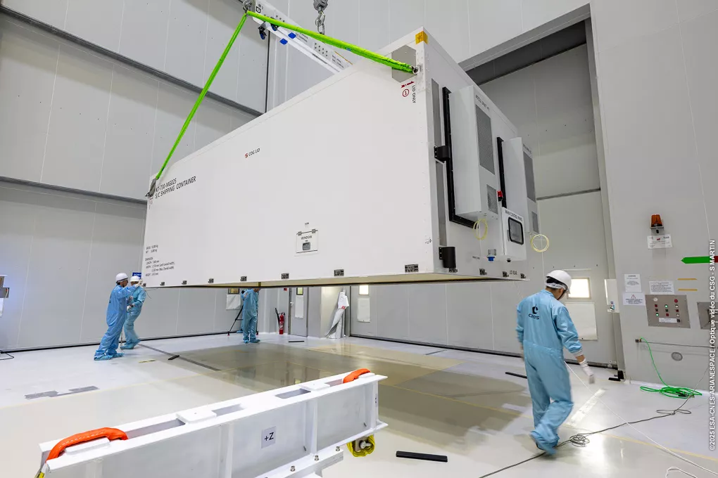 Ouverture conteneur Kompsat-7 en salle blanche au CSG 