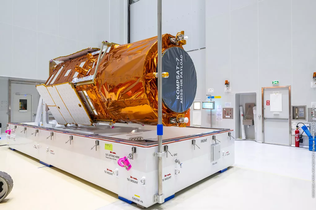 Ouverture conteneur Kompsat-7 en salle blanche au CSG 