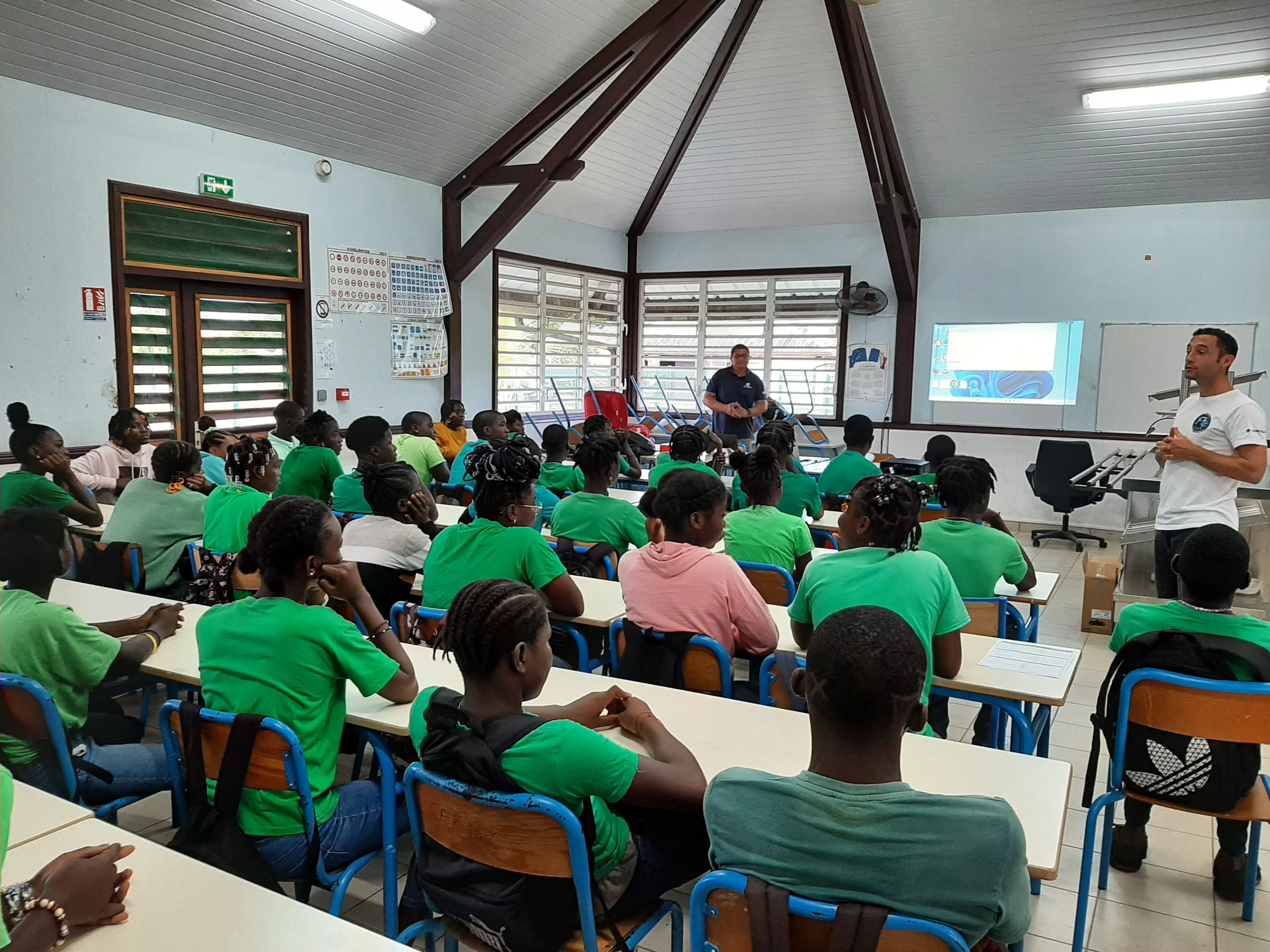 Les collègues du CNES présentant leur métier et leur parcours dans un collège à Grand Santi en Guyane. 
