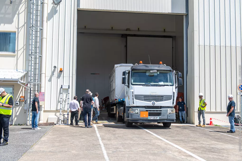 Arrivée Galileo L14 en salle blanche au CSG 