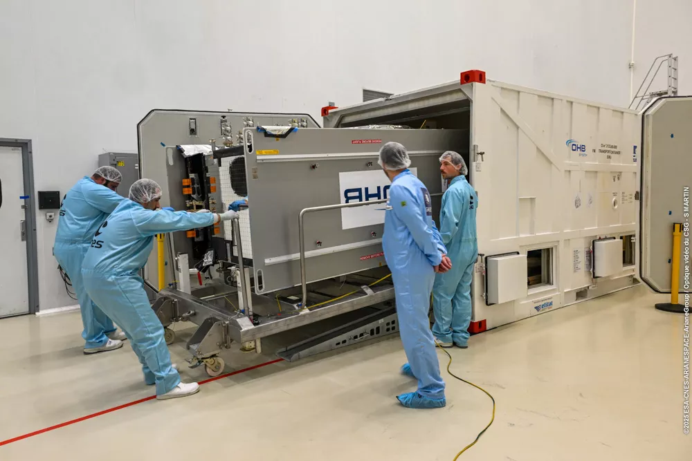 Ouverture conteneur Galileo L14 en salle blanche 