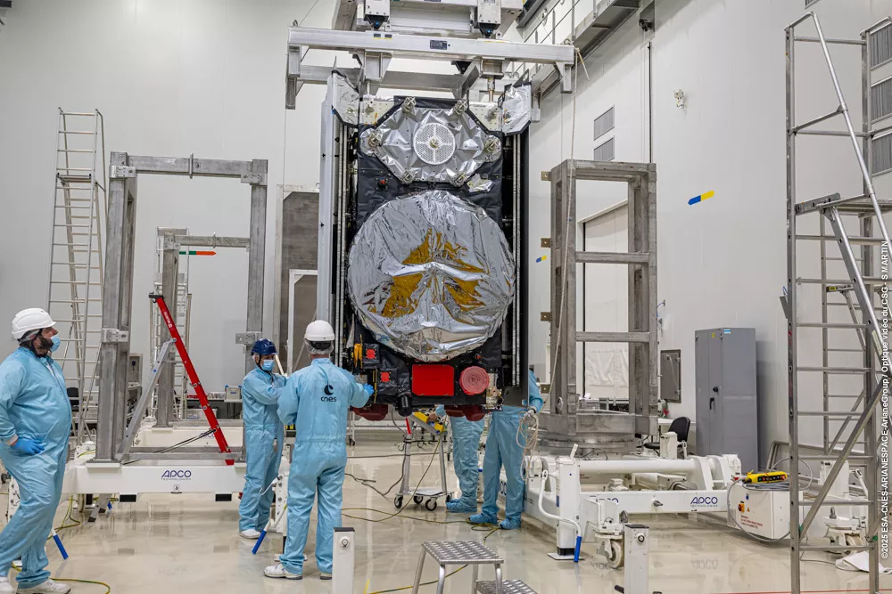 Verticalisation satellites Galileo L14 en salle blanche 