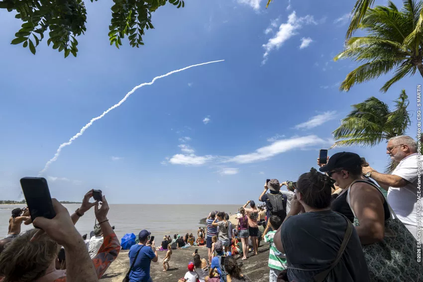 Foule regardant le décollage d'Ariane VA267 depuis la plage de Kourou