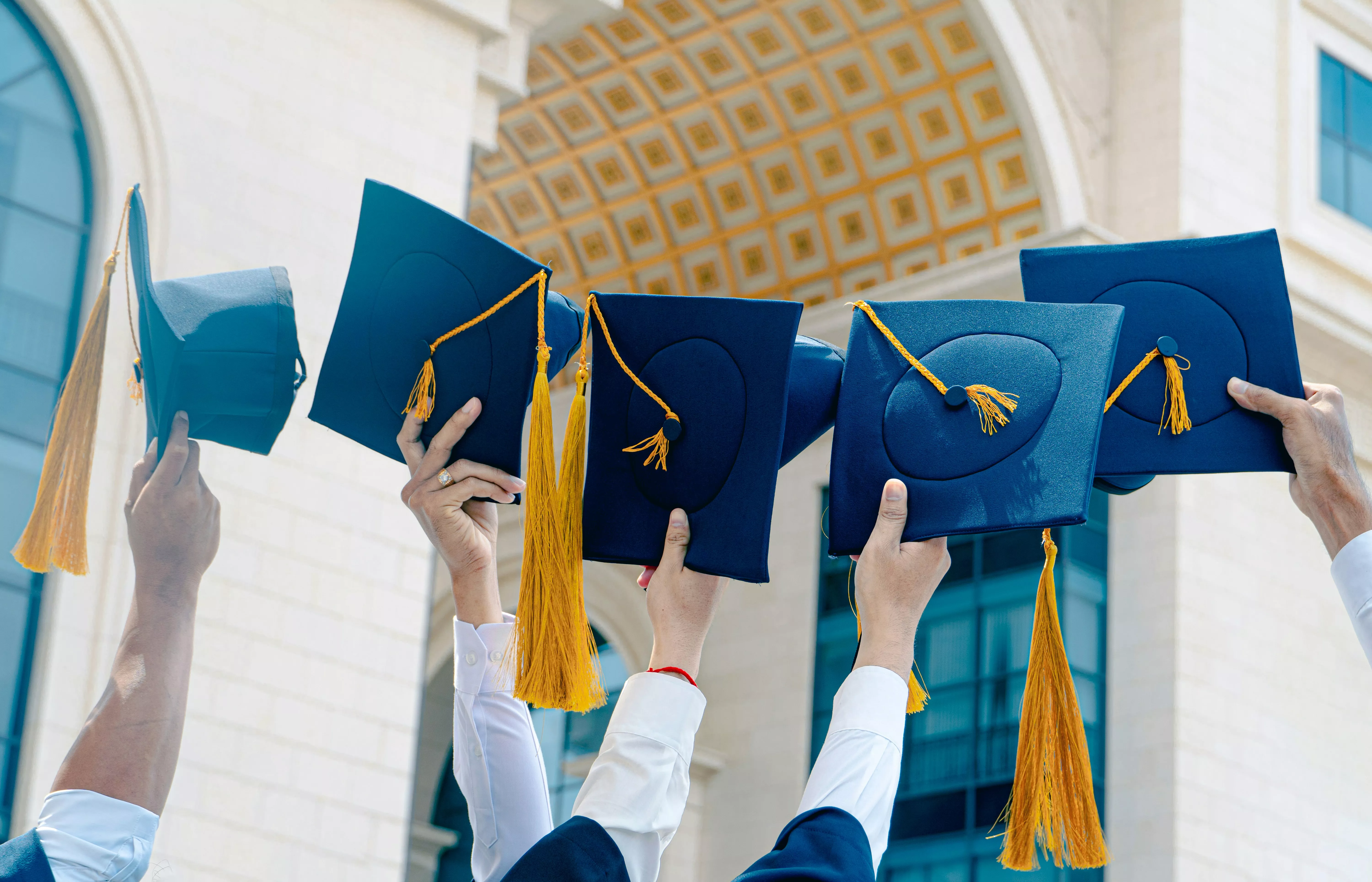 étudiants diplômés qui lancent leur chapeau en l'air