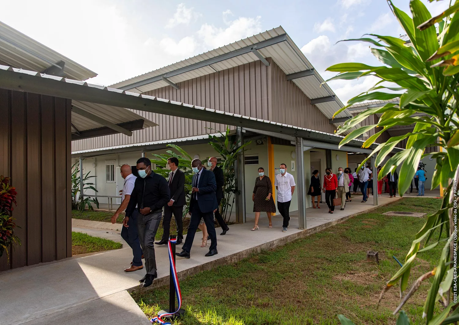 Le CNES est fortement impliqué dans l’IUT de Kourou : présidence du conseil d’administration, cours dispensés par des salariés du CNES, accueil de stagiaires et d’alternants, cofinancement de son extension (54,5 %)…