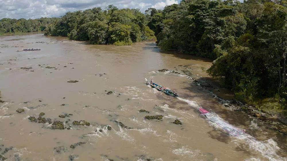 Sur les fleuves de Guyane, la remarquable maîtrise des piroguiers permet d’acheminer tous types de biens et de marchandises.