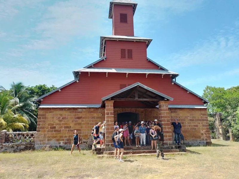 Le patrimoine bâti des îles du Salut (ici la chapelle de l’île Royale) est inscrit à l’inventaire des monuments historiques. Le CNES est membre fondateur de l’association Agamis, en charge de leur gestion.