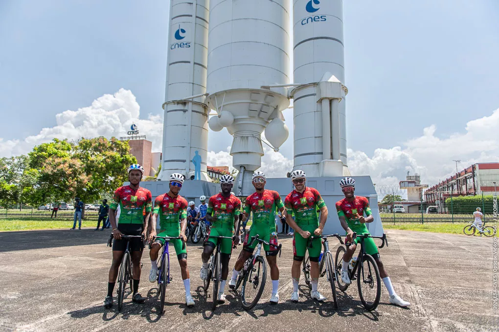 CNES_251_Depart Tour de Guyane depuis l'allée des drapeaux